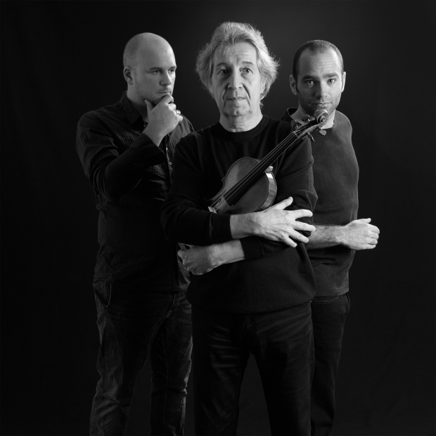 Cédric Cassimo, Pierre Amoyal et Karim Slama, les trois protagonistes de la pièce. Photo: Yves Ryncki. 